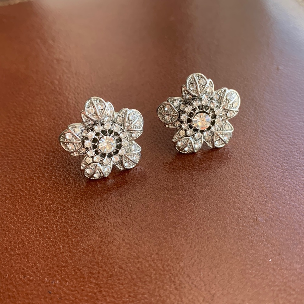 Beautiful Silver flower cubic zirconia diamond stud earring. Gently used.